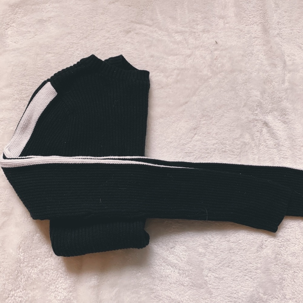 hollister sweater!!